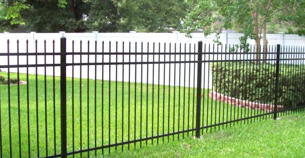 Металлические заборы купить москва. Металлический забор. Забор из арматуры. Забор металлический сварной. Забор из профильной трубы.